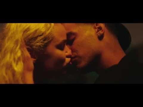 WHITE GIRL Clip - First Kiss