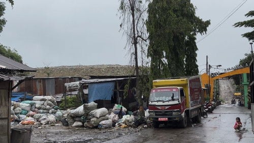 Di Sekitar Pegunungan Sampah