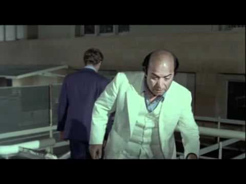 L'insegnante al mare con tutta la classe